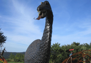 Sculpture, le Dinosaure, Charly - Hérault, le Languedoc © Photothèque Hérault Tourisme 